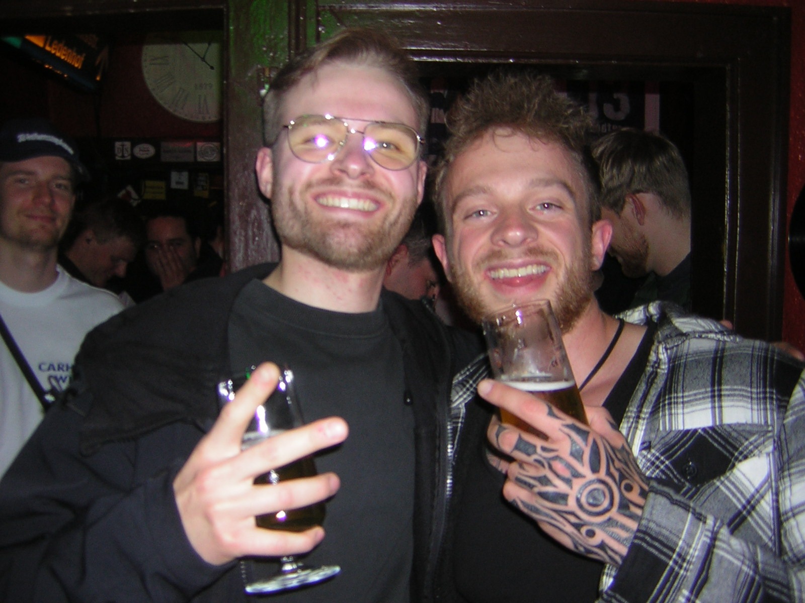 Adrian und Timo in einer Schwarzweiß-Aufnahme